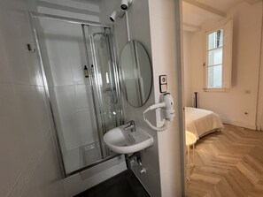Quarto tradicional | Roupas de cama premium, edredons de pluma, Wi-Fi de cortesia