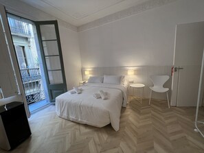 Familiekamer, gemeenschappelijke badkamer | Luxe beddengoed, donsdekens, gratis wifi, beddengoed