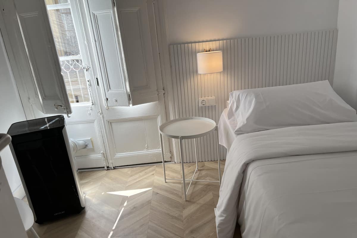 Habitación económica, baño compartido | Ropa de cama de alta calidad, edredones de plumas, wifi gratis