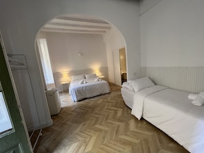 Premium bedding, down duvets, free WiFi, bed sheets - THE MO HOUSE GOTIC (Barcelona)