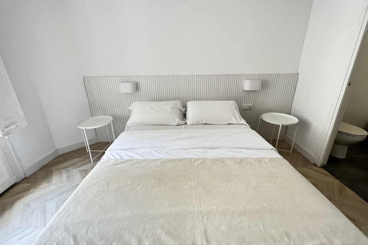 Ropa de cama de alta calidad, edredones de plumas, wifi gratis