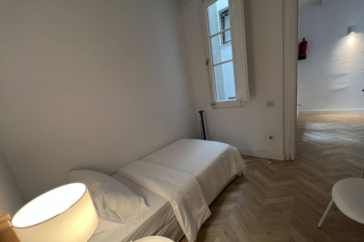 Habitación tradicional | Ropa de cama de alta calidad, edredones de plumas, wifi gratis