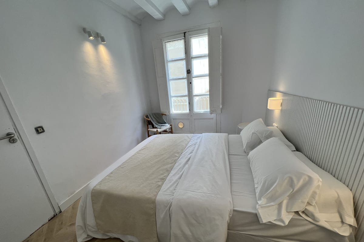 Habitación familiar, baño compartido | Ropa de cama de alta calidad, edredones de plumas, wifi gratis