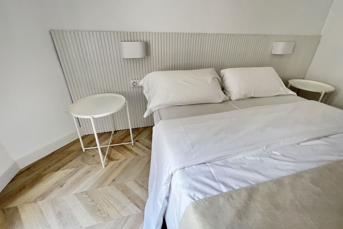 Ropa de cama de alta calidad, edredones de plumas, wifi gratis