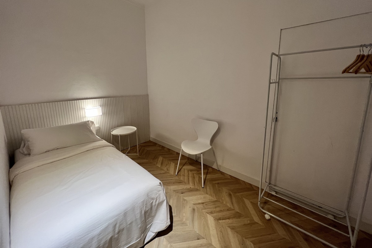 Habitación básica, baño compartido | Ropa de cama de alta calidad, edredones de plumas, wifi gratis