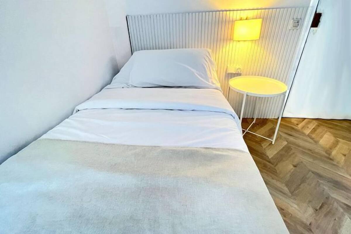 Ropa de cama de alta calidad, edredones de plumas, wifi gratis