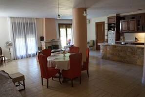 Apartment, 1 Queen Bed | Living room