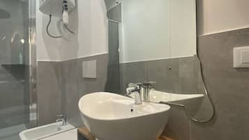 Een douche, een haardroger, een bidet, handdoeken