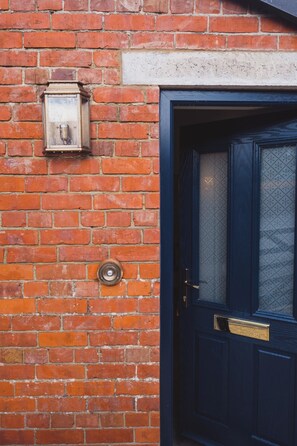 Exterior detail - Luxury House Sleeps 14 With Secret Bar Near Bath (Warminster)
