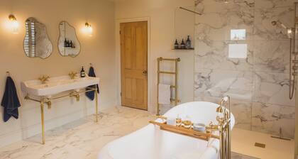 Luxury House Sleeps 14 With Secret Bar Near Bath