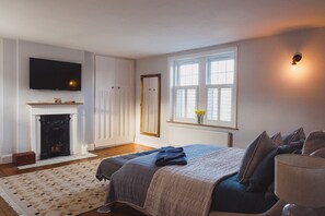 6 bedrooms, iron/ironing board, free WiFi, bed sheets