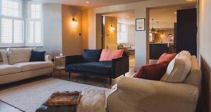 Luxury House Sleeps 14 With Secret Bar Near Bath