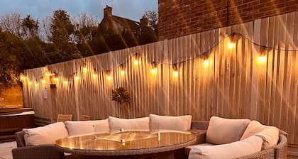 Luxury Group Celebration House With Hot Tub & Bar!