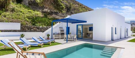 Een buitenzwembad en een verwarmd zwembad