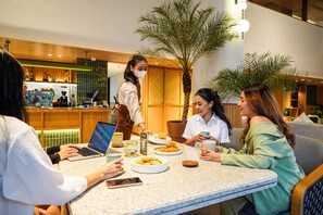Petit déjeuner buffet (145000 IDR par personne)