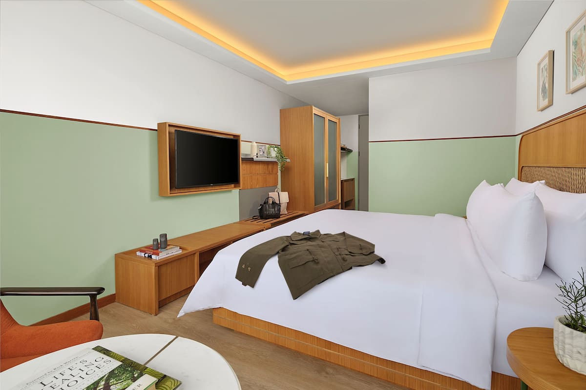 Studio 25 | Minibar, in-room safe, blackout drapes, iron/ironing board