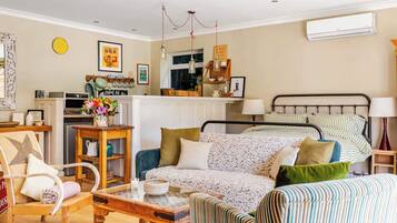 Smart TV, chimenea, libros