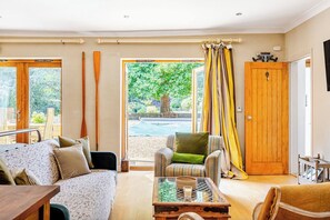 Smart TV, chimenea y libros 