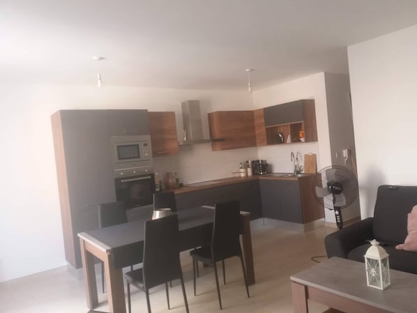 Appartement | Cuisine privée | Réfrigérateur, four à micro-ondes, un four, surface de cuisson