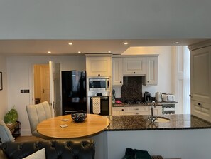 Apartment | Private kitchen | Fridge, microwave, oven, stovetop - Stunning 2-bed-2bath Apt in Whitby With Parking (Whitby)