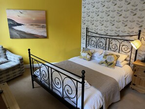 Classic Double Room | Blackout drapes, iron/ironing board, free WiFi, bed sheets - The White Horse Inn (Holmfirth)