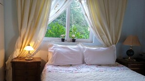 واي فاي مجانًا وملاءات أسرّة