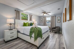 3 habitaciones, escritorio y tabla de planchar con plancha