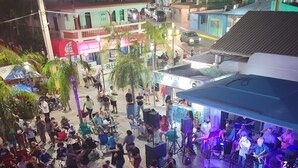 Un espace extérieur animé, avec une scène et des places assises pour un événement.