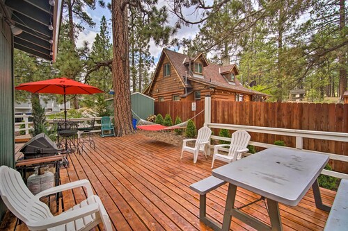 3 Mi to Skiing: Big Bear Cabin w/ Deck