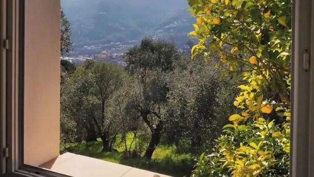 A window with a view of a mountainous landscape, trees, and a clear sky. - Bas de Villa - Nice hinterland (Contes)