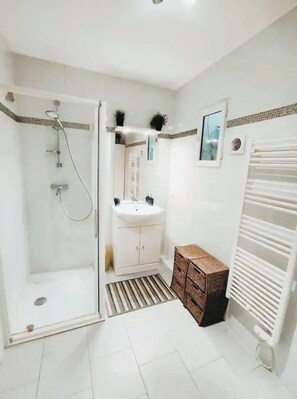 シャワー、タオル、石鹸、トイレットペーパー
