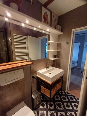 Shower, hair dryer, towels