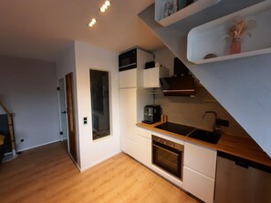 ثلاجة، ميكروويف، فرن، موقد طهي مسطح