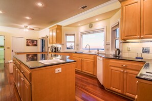 Fridge, microwave, oven, stovetop - Alta Vista - Luxury Murphys Home (Murphys)