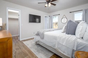 3 bedrooms, desk, WiFi, bed sheets