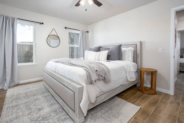 3 bedrooms, desk, WiFi, bed sheets