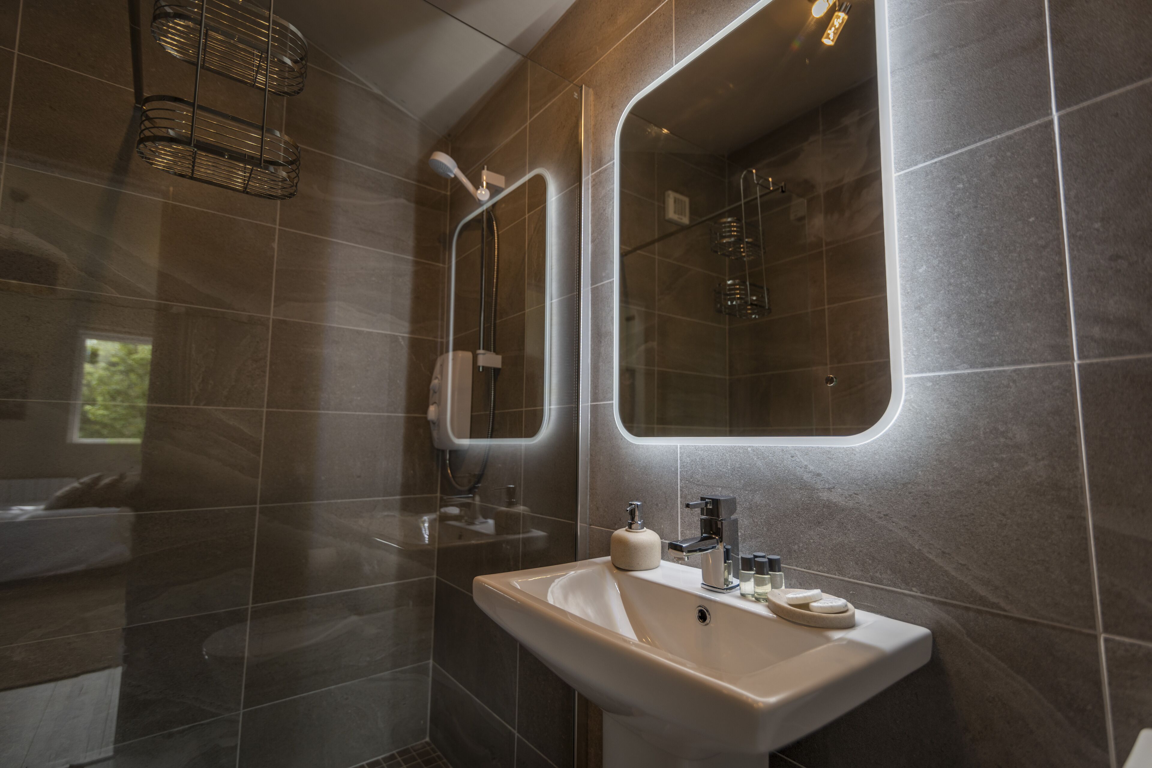 Apartment | Bathroom | Shower, hair dryer, towels, soap
