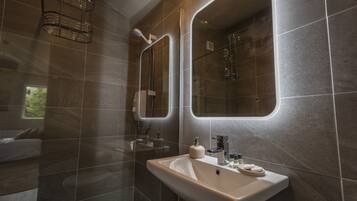 Apartment | Bathroom | Shower, hair dryer, towels, soap