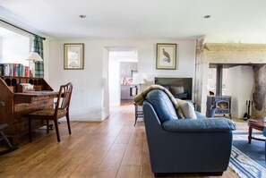 Living room - Captivating 3-bed Cottage Above Hebden Bridge (Hebden Bridge)