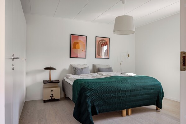 2 bedrooms, iron/ironing board, travel cot, free WiFi