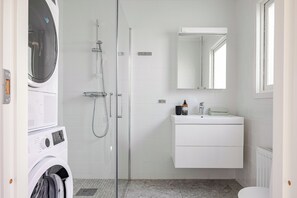 Douche, sèche-cheveux, serviettes fournies, savon