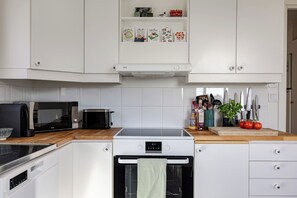 Een koelkast, een magnetron, een oven, een kookplaat
