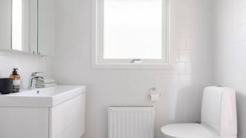 Douche, sĂšche-cheveux, serviettes fournies, savon