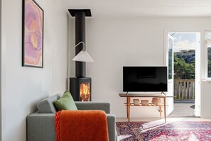 Een smart-tv en boeken