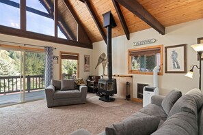 Fernseher, Tischfußball, Tischtennisplatte, Streaming-Dienste