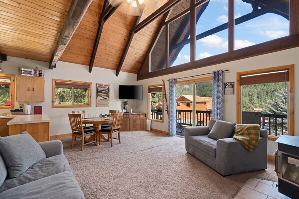 Fernseher, Tischfußball, Tischtennisplatte, Streaming-Dienste