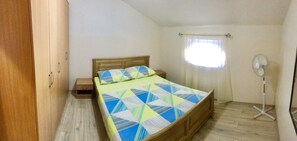 1 habitación, tabla de planchar con plancha, wifi gratis y ropa de cama 
