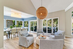 Dining - Renovated Palmetto Dunes home w/ pool,  fairway views, & short walk to beach (Hilton Head Island)