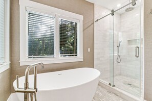 Badewanne, Haartrockner, Handtücher