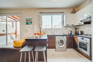 Fridge, microwave, oven, stovetop - Apartment White Rose (Paralimni)